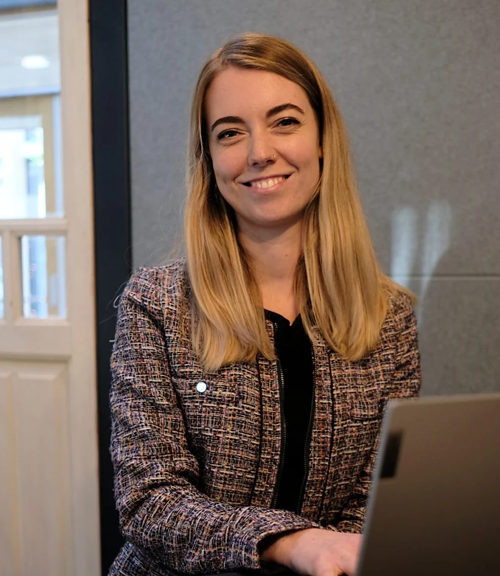 Elise Valkenburg, speech and language therapist, at her laptop