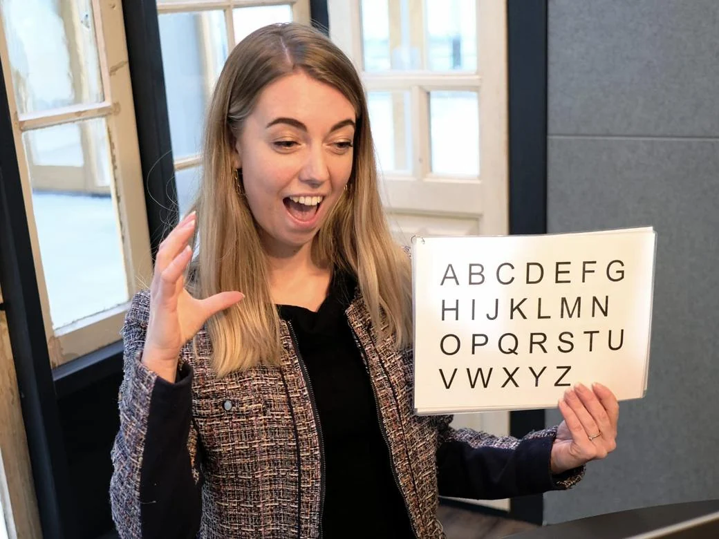 Elise working on Dutch sounds with an alphabet board